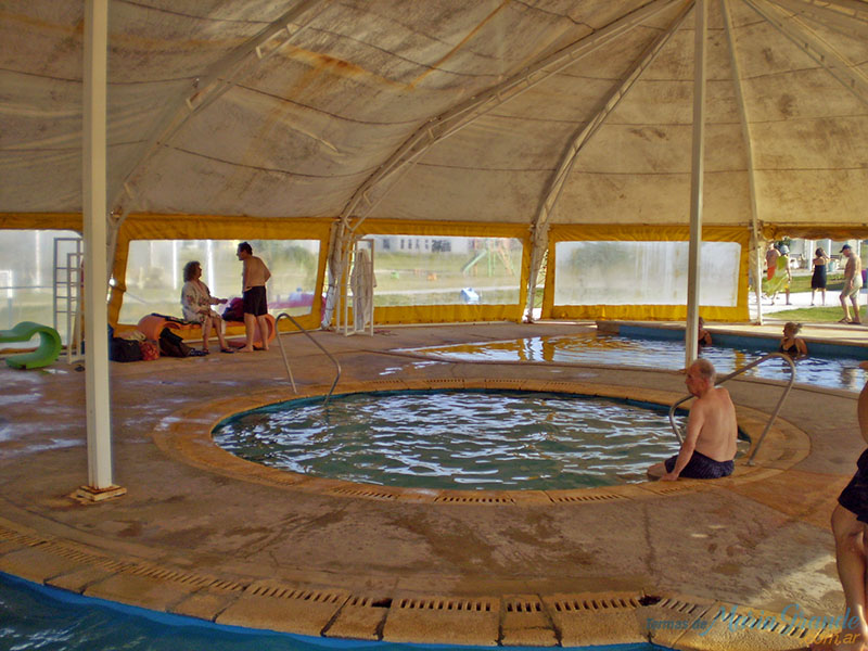 Piscina circular cubierta bajo la carpa
