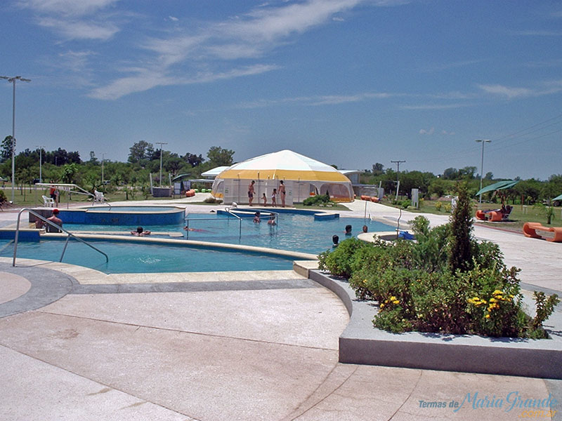 Piscinas del complejo termal rodeadas de monte